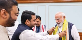राष्ट्रीय हथकरघा दिवस: विजय चिंतकायला ने पीएम मोदी को मंगलगिरी शॉल भेंट किया