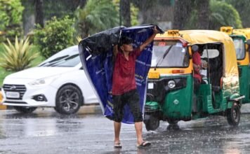 दिल्ली-एनसीआर में आज हल्की से मध्यम बारिश के आसार, अगले कई दिन भी छाए रहेंगे बादल 1786334360 20260808302F