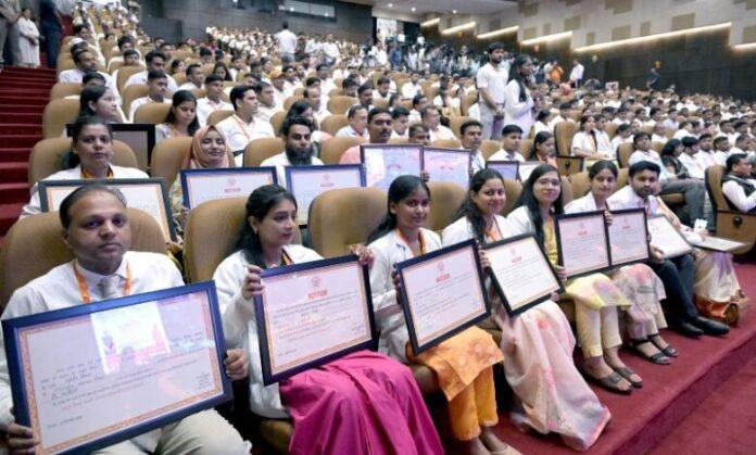 नियुक्ति पत्र पाकर खिले चेहरे, अभ्यर्थियों ने मुख्यमंत्री योगी का जताया आभार