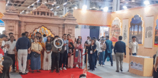 ट्रेड शो में युवाओं ने विभिन्न पुस्तकों से प्रतियोगी परीक्षाओं की सामग्री और प्रदेश की सांस्कृतिक विरासत को समझा