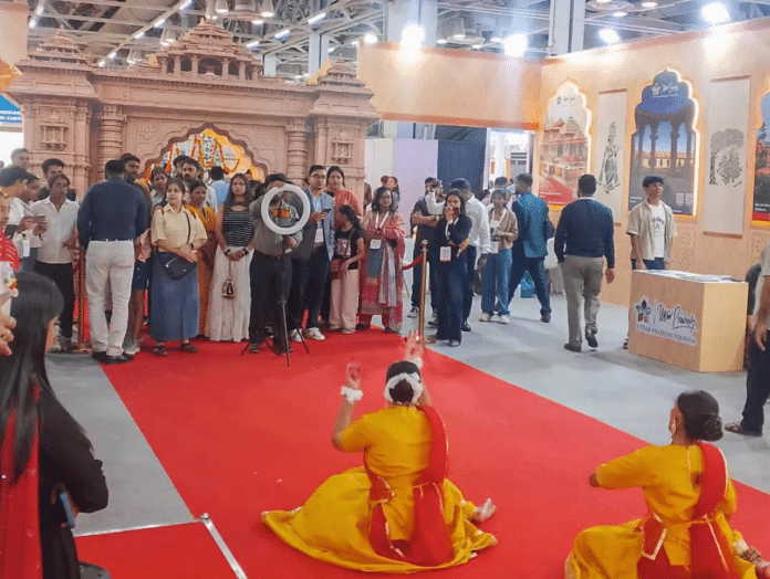 ट्रेड शो में युवाओं ने विभिन्न पुस्तकों से प्रतियोगी परीक्षाओं की सामग्री और प्रदेश की सांस्कृतिक विरासत को समझा