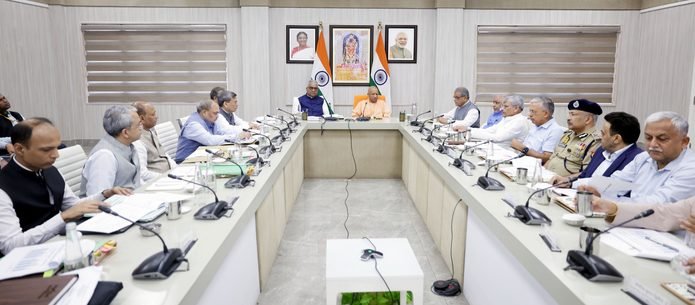 मुख्यमंत्री आवास पर सीएम योगी के साथ बैठक में शामिल हुए केंद्रीय पर्यावरण मंत्री भूपेंद्र यादव