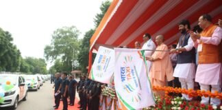 केंद्रीय सहकारिता राज्यमंत्री मुरलीधर मोहोल और मुख्यमंत्री योगी आदित्यनाथ की मौजूदगी में गोरखपुर, वाराणसी, कानपुर और प्रयागराज में भारत टैक्सी की शुरुआत