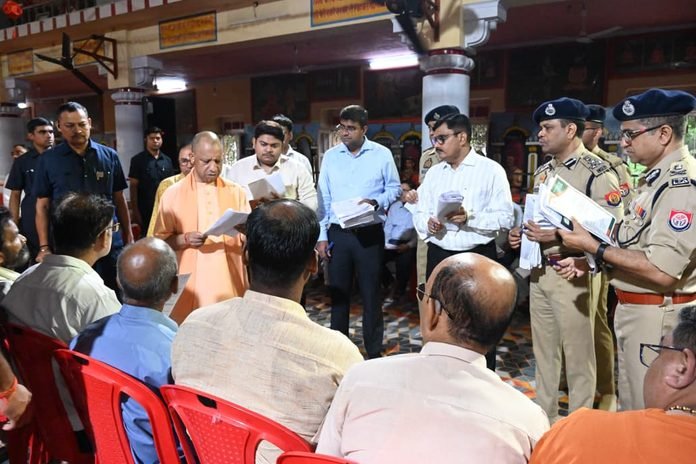 गोरखनाथ मंदिर में मुख्यमंत्री ने करीब 200 लोगों से मुलाकात कर सुनीं समस्याएं