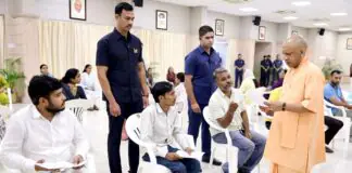 गोरखपुर में लगातार दूसरे दिन जनता दर्शन में सीएम योगी ने सुनीं करीब 150 लोगों की समस्याएं
