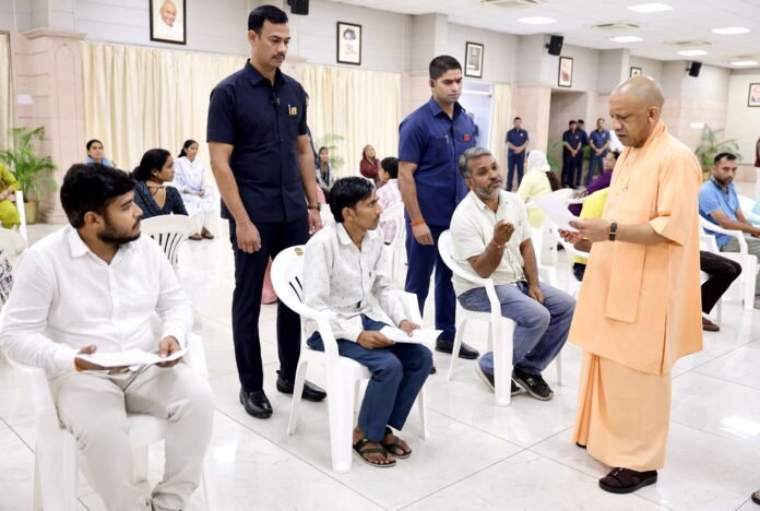 गोरखपुर में लगातार दूसरे दिन जनता दर्शन में सीएम योगी ने सुनीं करीब 150 लोगों की समस्याएं