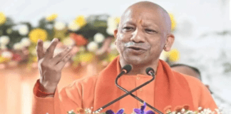 मुख्यमंत्री योगी ने भगवान विश्वकर्मा की जयंती पर गोरखपुर के श्री विश्वकर्मा पंचायत मंदिर में आयोजित विश्वकर्मा पूजनोत्सव कार्यक्रम को संबोधित किया
