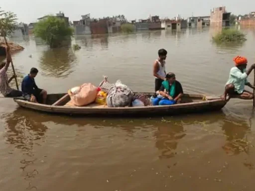 योगी सरकार के निर्देश पर बाढ़ प्रभावितों को नावों से पहुंचाया जा रहा भोजन और राशन