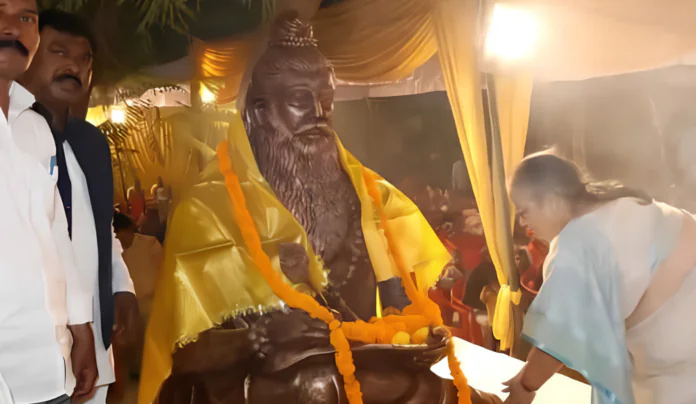 महर्षि वाल्मीकि प्रकटोत्सव पर वाल्मीकि वाटिका में महापौर सुषमा खर्कवाल ने किया प्रतिमा का उद्घाटन