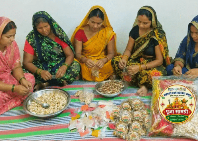 नवरात्र में पूजा कॉम्बो पैक तैयार कर आत्मनिर्भरता की राह मजबूत कर रहीं वाराणसी की महिलाएं