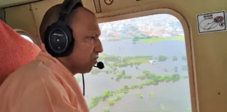 बख्शी का तालाब में बाढ़ प्रभावित परिवारों से मिले मुख्यमंत्री योगी आदित्यनाथ, राहत सामग्री बांटी और राहत एवं बचाव कार्यों का लिया जायजा