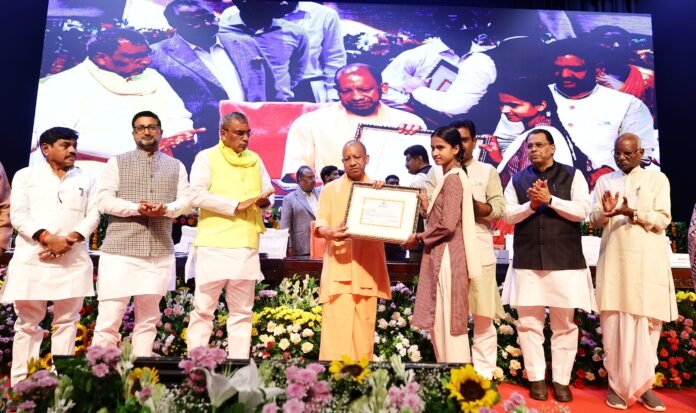 मुख्यमंत्री योगी आदित्यनाथ ने पूर्वदशम (9-10) तथा दशमोत्तर कक्षाओं के 4.60 लाख से अधिक विद्यार्थियों के खाते में हस्तांतरित की 148 करोड़ रुपये से अधिक छात्रवृत्ति/शुल्क प्रतिपूर्ति