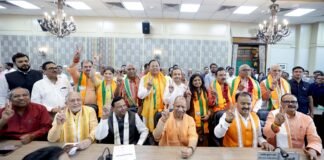 मुख्यमंत्री योगी की उपस्थिति में भाजपा प्रत्याशियों ने किया नामांकन
