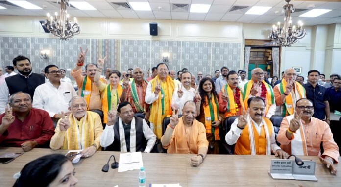 मुख्यमंत्री योगी की उपस्थिति में भाजपा प्रत्याशियों ने किया नामांकन