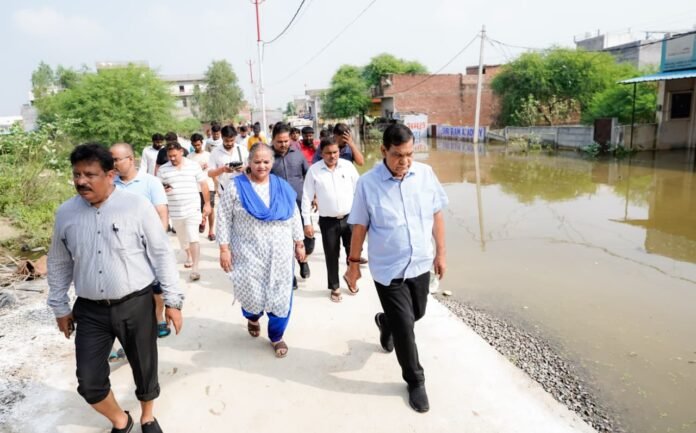बाढ़ प्रभावितों को राहत पहुंचाने के लिए युद्ध स्तर पर कार्य कर रही योगी सरकार, नगर विकास मंत्री ने फैजुल्लागंज-दाउदनगर में किया निरीक्षण