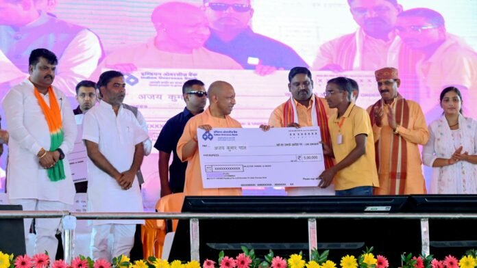 मुख्यमंत्री ने विभिन्न योजनाओं के लाभार्थियों को किया सम्मानित