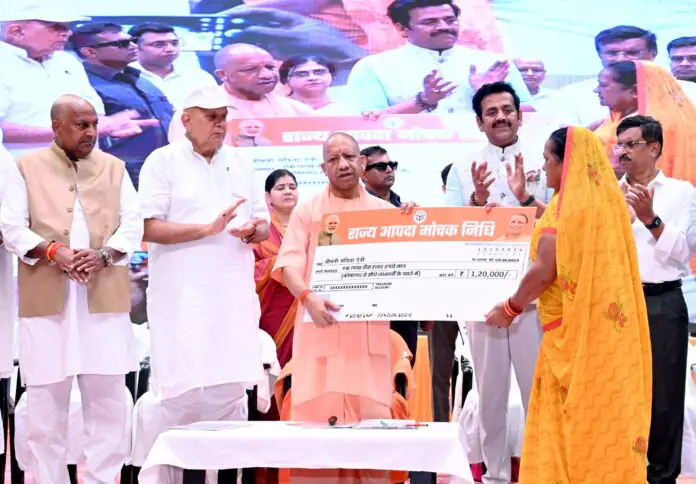 मुख्यमंत्री योगी आदित्यनाथ ने बाढ़, अतिवृष्टि, ओलावृष्टि और चक्रवात प्रभावित 9.18 लाख किसानों के खातों में अंतरित की 493 करोड़ रुपये की सहायता राशि