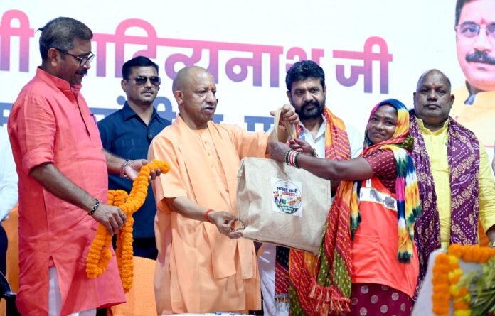 मुख्यमंत्री योगी आदित्यनाथ ने स्वच्छता कर्मियों को किया सम्मानित, बोले मानदेय काटने वालों के खिलाफ होगी कड़ी कार्रवाई