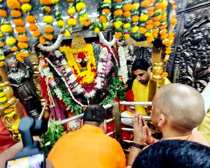 मुख्यमंत्री योगी ने विधि विधान से किया मां विंध्यवासिनी का दर्शन-पूजन