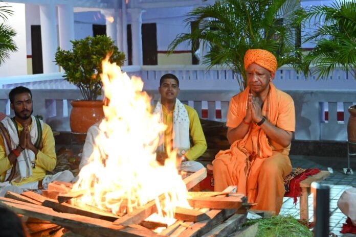 विजयादशमी पर समाज को तोड़ने वाली शक्तियों को करें बेनकाब: सीएम योगी