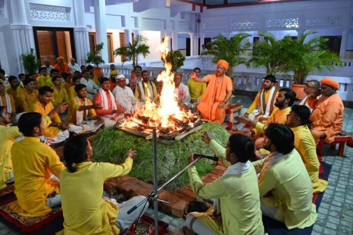 महानिशा पूजन कर सीएम योगी ने की जगत कल्याण की प्रार्थना