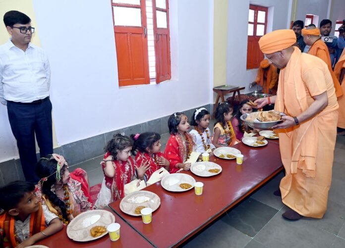 शारदीय नवरात्रि की महानवमी पर गोरखनाथ मंदिर में मुख्यमंत्री योगी ने किया कन्या पूजन, पैर पखारकर ओढ़ाई चुनरी, परोसा भोजन