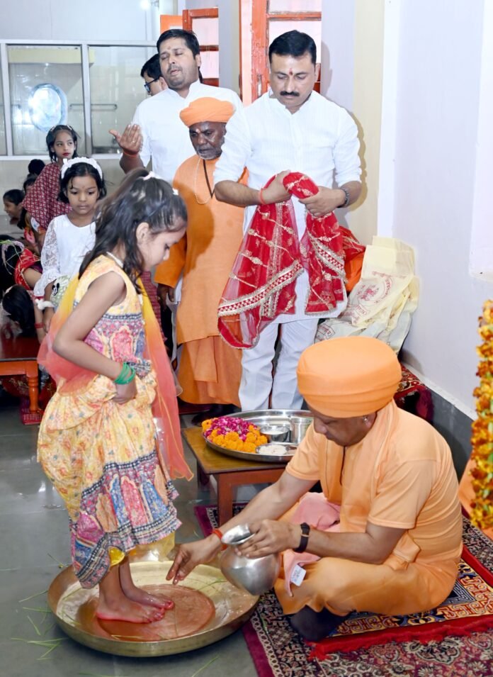 शारदीय नवरात्र की महानवमी पर नौ दुर्गा स्वरूपा कन्याओं का पूजन किया गोरक्षपीठाधीश्वर ने
