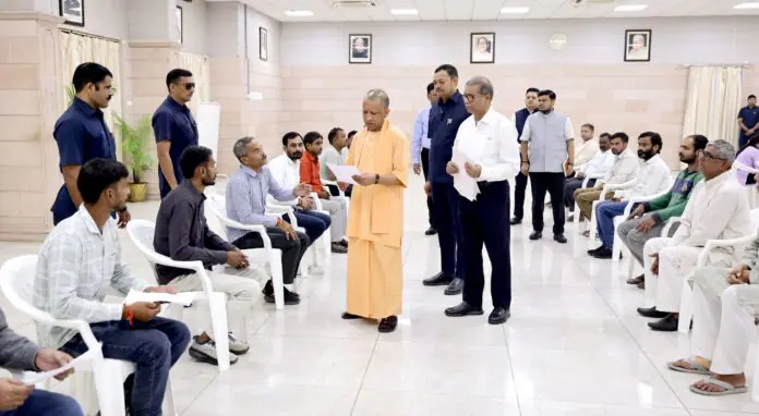 मुख्यमंत्री ने अफसरों को दिया निर्देश- संवेदनशील व्यवहार के साथ करें पीड़ितों की सहायता