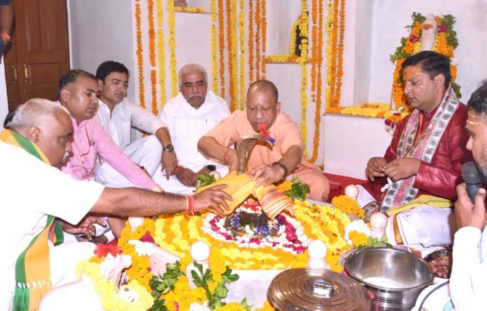 महर्षि वाल्मीकि आश्रम में सीएम योगी ने की पूजा-अर्चना, प्राचीन शिवलिंग और सीता कुटिया के भी किए दर्शन