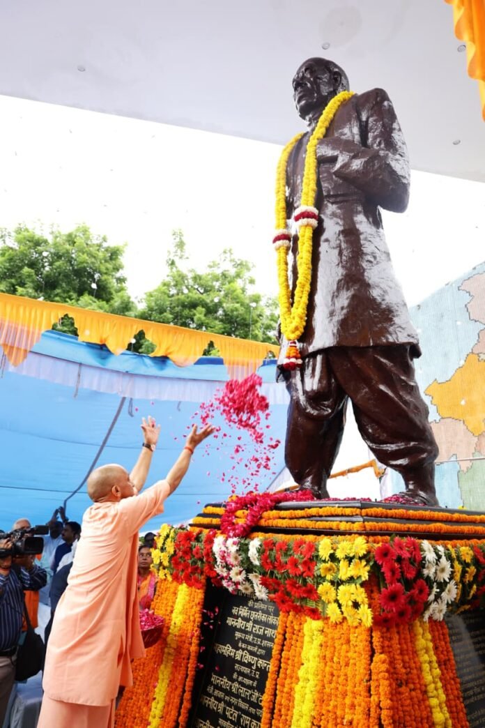 लौह पुरुष सरदार वल्लभ भाई पटेल की 151वीं जयंती पर लखनऊ के जीपीओ स्थित पटेल पार्क में मुख्यमंत्री योगी ने दी श्रद्धांजलि
